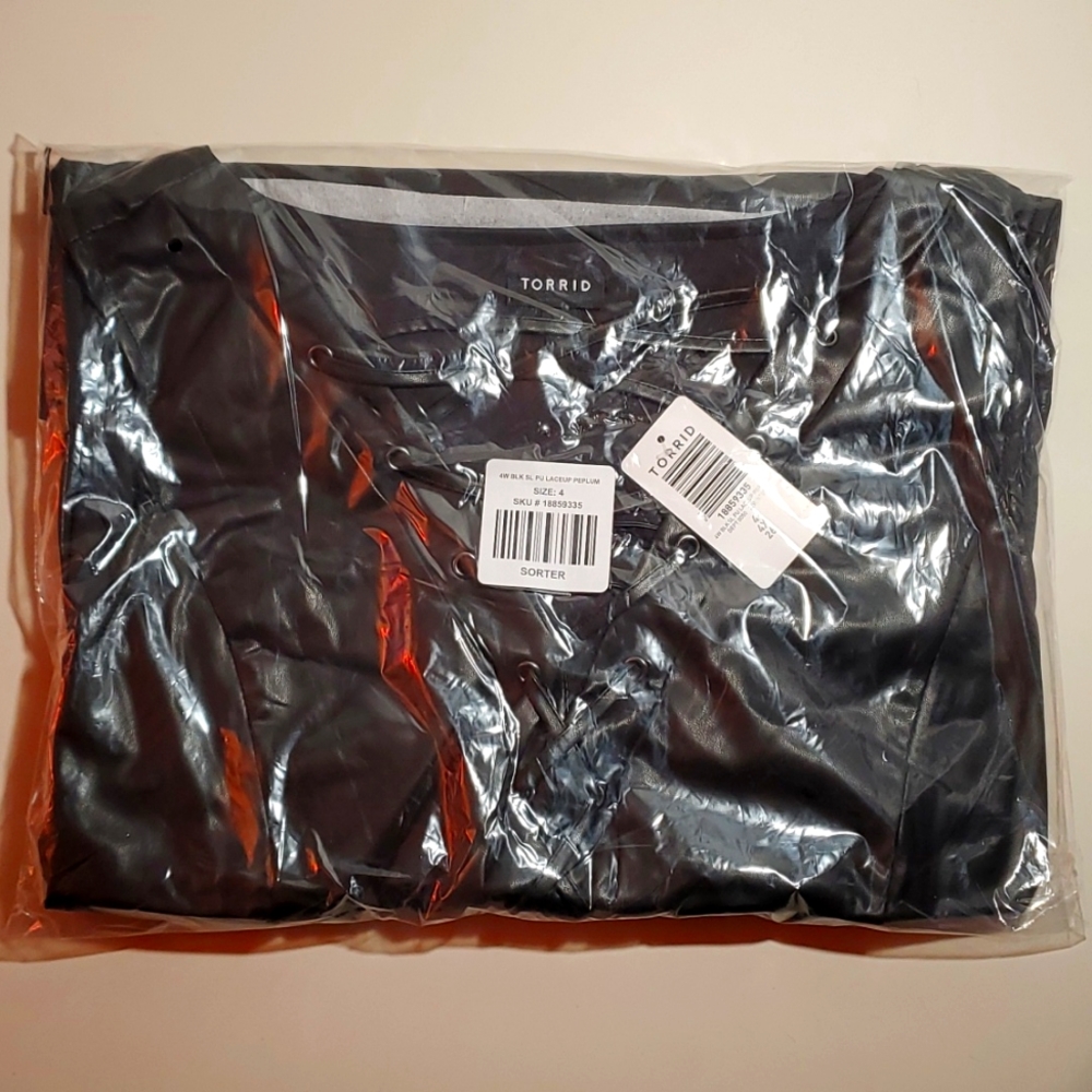 ❤️NWT TORRID FAUX LEATHER PLEATHER PEPLUM TOP - LACE UP NECKLINE - PLUS SIZE - Picture 3 of 9